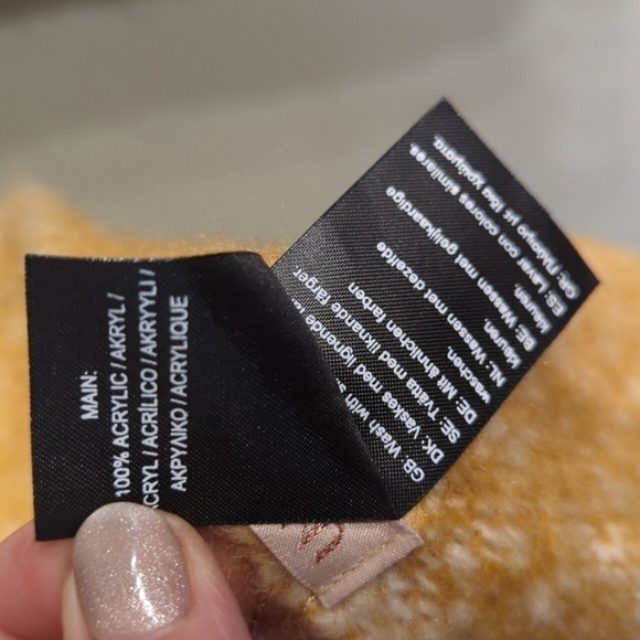 Unmade Copenhagen Sweater Blanket Scarf Wrap Fringe Acrylic Denmark - Picture 7 of 8